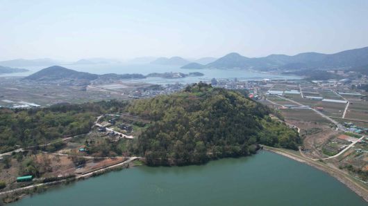 수정산성은 수정산 정상부에서 거제평야를 비롯하여 서남쪽 해안선과 한려해상국립공원의 절경을 감상할 수 있어 경관적 가치도 우수하다.    국가유산청 제공