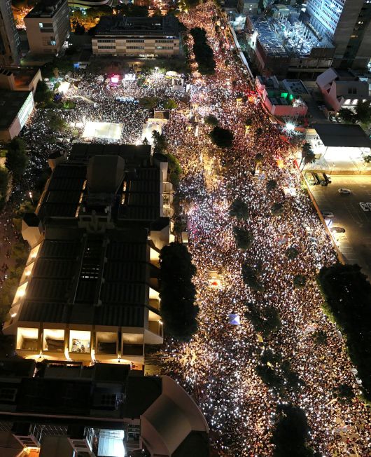 17일(현지시간) 이스라엘 텔아비브 ‘인질 광장’ 일대에서 시위대가 모여 있다. 인질 가족들은 모든 인질의 송환과 가자 전쟁 종식을 요구하며 전국적인 총파업을 촉구했다. 로이터연합뉴스