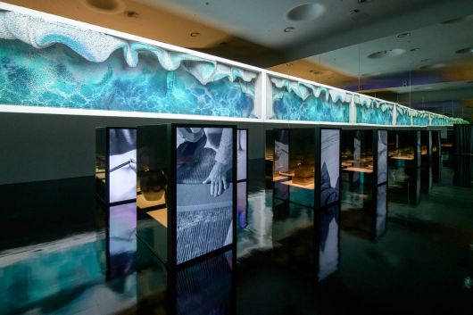 전통 공예를 모티브로 제작된 ‘자연으로부터’ . 물, 흙, 나무 등 자연의 소재로부터 우리 삶 속에 녹아있는 공예품이 탄생하는 과정을 미디어아트로 보여준다.   국가유산진흥원 제공