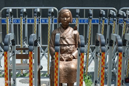 경찰 펜스에 둘러싸인 소녀상 이재명 대통령이 이전 정권에서 합의한 일본군 위안부 및 강제징용 배상 문제에 대해 유지의 뜻을 밝혔다고 일본 언론이 보도한 21일 서울 종로구 옛 일본대사관 앞 평화의 소녀상이 경찰 펜스로 둘러싸여 있다. 정효진 기자