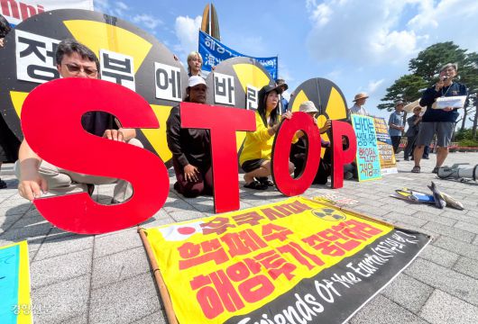 “핵폐수 해양투기 중단” 후쿠시마 핵폐수 방류 2년을 사흘 앞둔 21일 서울 용산구 대통령실 청사 앞에서 환경단체 활동가들이 한·일 정상회담을 통해 핵폐수의 육상 처리 방안을 논의할 것을 정부에 요구하고 있다. 성동훈 기자
