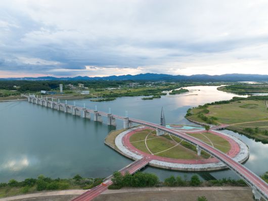 금당천, 한천과 우둔산 기슭을 따라 펼쳐지는 강산애길에서는 여주세계생활도자관과 여주박물관 등 지역 문화와 역사를 체험할 수 있는 명소도 만날 수 있다.