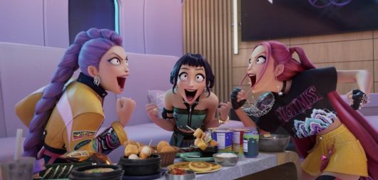 극중 ‘헌트릭스’ 멤버들이 어묵, 김밥 등 지극히 한국적인 간식을 즐기는 장면. 분식집에서 흔히 볼 수 있는 ‘마블링’ 접시까지 현실고증에 충실하다는 평가를 받았다. 넷플릭스 제공.