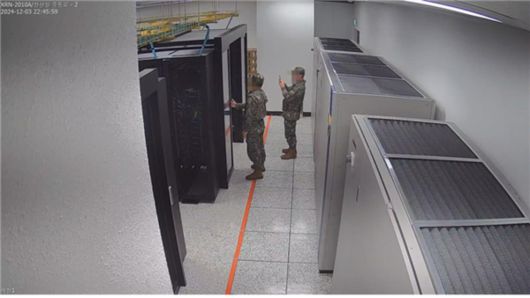 윤석열 전 대통령이 비상계엄을 선포한 지난해 12월3일 오후 10시45분쯤 군인들이 중앙선거관리위원회 과천청사 내 전산 서버를 사진 촬영하고 있다. 국회 행정안전위원회 제공