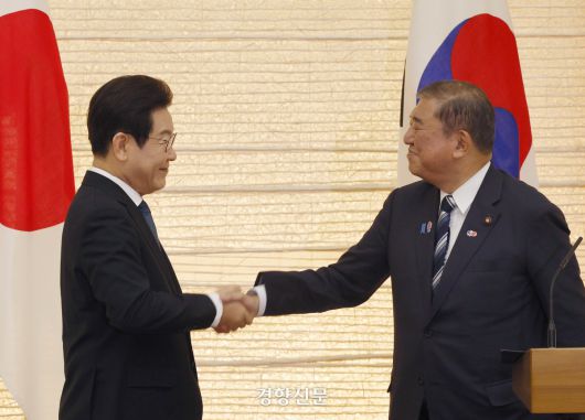 이재명 대통령이 23일 일본 도쿄 총리관저에 이시바 시게루 일본 총리와 한·일 정상회담을 마치고 공동 언론 발표에서 악수하고 있다. 김창길 기자