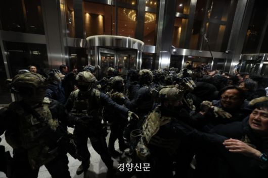 윤석열 전 대통령이 비상계엄을 선포한 후 자정을 넘긴 지난해 12월4일 새벽 서울 여의도 국회본청 앞에서 무장군인들이 진입을 시도하고 있다. 성동훈 기자