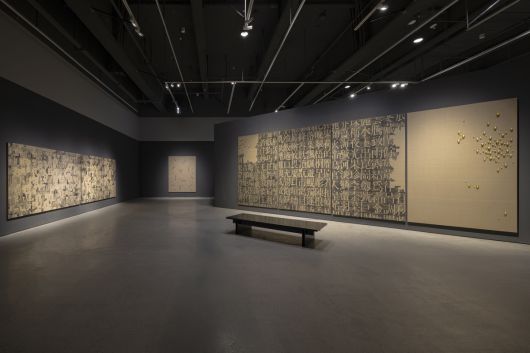 국립현대미술관 서울관에 전시된 김창열의 ‘회귀 SNM93001’(1991·오른쪽). 국립현대미술관 제공