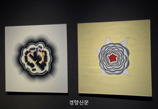 국립현대미술관 서울관에 전시된 김창열의 ‘구성’(1970·왼쪽)과 ‘별의 똥’(1969). 윤승민 기자