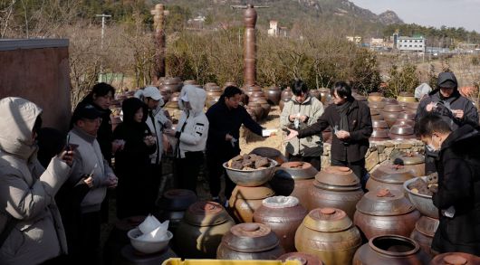 난로회 회원들이 김명성 발효연구소를 찾아 전통장에 대한 설명을 듣고 있다. 난로회 제공