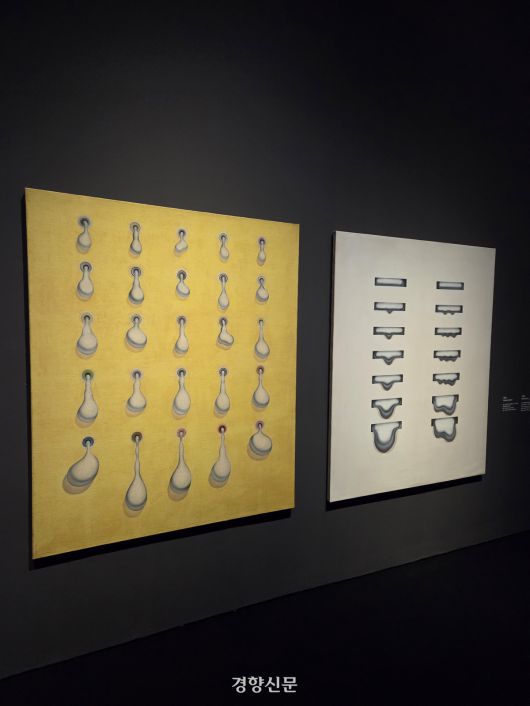 국립현대미술관 서울관에 전시된 김창열의 ‘현상’(1971·왼쪽)과 ‘제전’(1970). 윤승민 기자