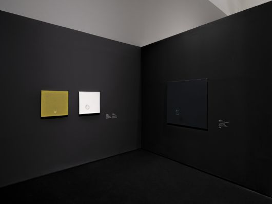 김창열이 처음 그린 물방울 그림으로 알려진 1971년 ‘물방울’ 2점(왼쪽)과 ‘밤에 일어난 일’(1972). 국립현대미술관 제공