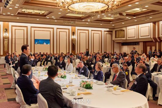 한일정상회담을 위해 일본을 방문한 이재명 대통령이 23일 도쿄의 한 호텔에서 열린 동포간담회에 참석해 격려사를 하고 있다. 김창길 기자