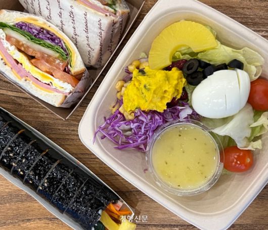 전북 완주군 봉동읍 전북도 근로자종합복지관에서 판매하는 아침 메뉴. 김밥은 1000원. 샐러드·샌드위치는 2000원이다. 김창효 선임기자