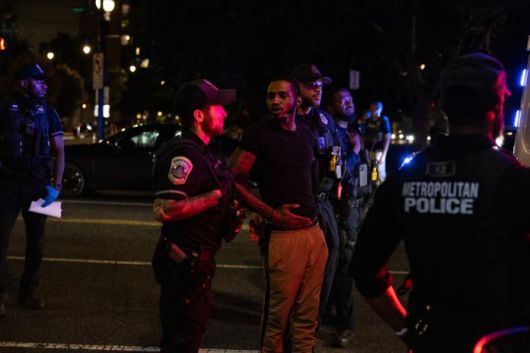 경찰에 체포되는 미국 수도 워싱턴 시민. EPA연합뉴스