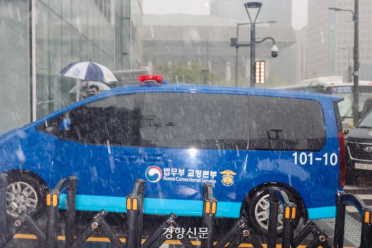 구속된 건진법사 전성배를 태운 호송차가 25일 조사를 위해 서울 종로구 김건희 특검팀(특별검사 민중기) 사무실로 들어가고 있다. 이준헌 기자