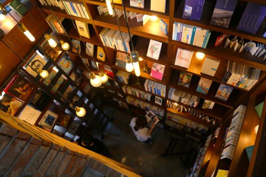 높은 서가가 인상적인 다가여행도서관. 한국관광공사 제공