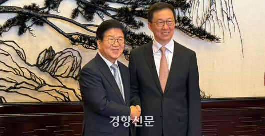 박병석 특사단장(왼쪽)이 한정 중국 국무원 부주석과 26일 인민대회당에서 만나 악수하고 있다./베이징특파원 공동취재단