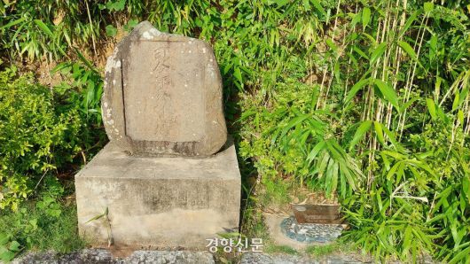 일제는 1905년 4월, 진해만요새사령부를 만들고 가덕도 외양포에 사령부를 둔다. 이를 기념해 1936년 6월 ‘사령부 발상지’ 기념비를 외양포에 세웠다. 김찬호 기자