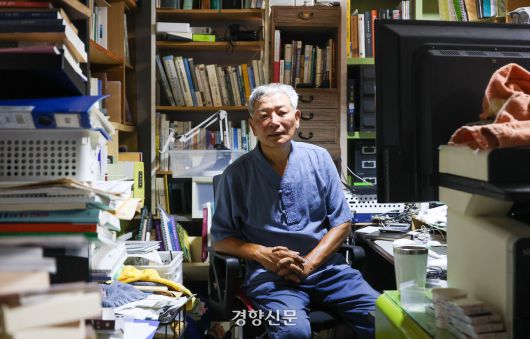 지난 1일 김한근 부경근대사료연구소 소장이 부산 중구에 있는 자신의 사무실에서 경향신문과 인터뷰 하고 있다.부산|권도현 기자