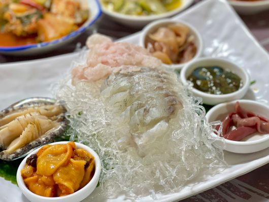 통영시에서 맛볼 수 있는 다찌집 상차림. 한국관광공사 제공