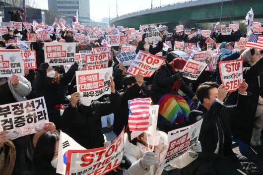 마가(MAGA) 지지자의 표어인 ‘도둑질을 멈춰라’(Stop the Steal) 팻말을 들고 있는 윤석열 대통령 지지자. 연합뉴스