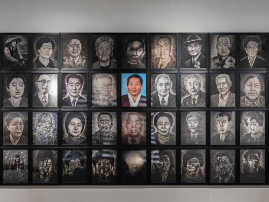 ‘돌의 말’이라 이름 붙은 이 고려인기념관 전시물은 김동우 작가가 카자흐스탄, 우즈베키스탄, 키르기스스탄 공동묘지에서 채집한 1세대 고려인들 영정이다. 김동우 작가 제공