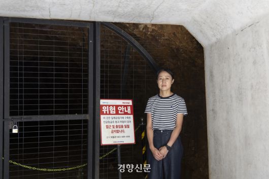 조인진 군산대 학예사가 지난 22일 전북 군산대 내 일제 강점기 일본군 인공터널에서 경향신문과 인터뷰를 마치고 포즈를 취하고 있다. 조 학예사는 군산에서 일제의 군사용 인공동굴을 조사, 발굴한다. 문재원 기자