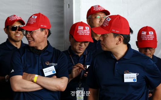 26일(현지시간) 미국 필라델피아의 한화 필리조선소에서 열린 ‘스테이트 오브 메인’호 명명식에서 관계자들이 마스가 모자를 쓰고 있다. 김창길 기자