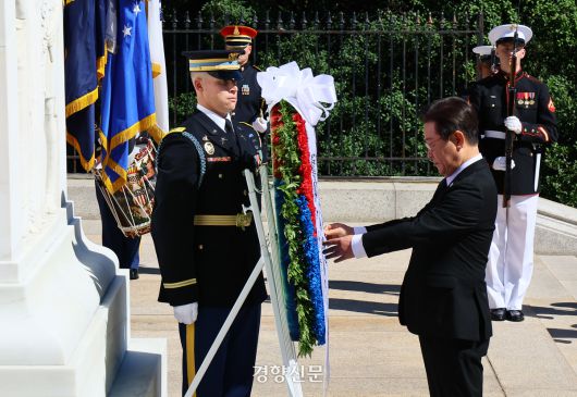 이재명 대통령이 26일(현지시간) 워싱턴 인근 버지니아 알링턴 국립묘지를 참배하고 있다. 김창길 기자