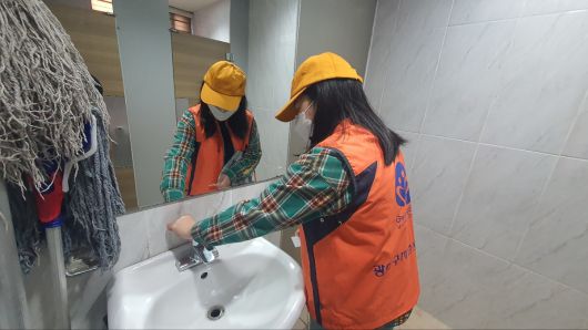 2023년 광주·전남 가뭄 시기 광주광역시 광산구 자원봉사 활동가가 절수 캠페인 활동을 벌이고 있다. 신민정씨 제공