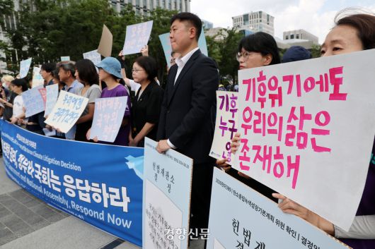 청소년·시민·아기기후소송과 탄소중립기본계획소송 청구인단 및 변호인단 소속 한 활동가가  27일 서울 광화문 이순신 동상 앞에서 “헌법이 보장한 권리, 정부와 국회는 응답하라”며 기후 헌법소원 결정 1주년 기자회견을 하고 있다. 2025.08.27. 정지윤 선임기자