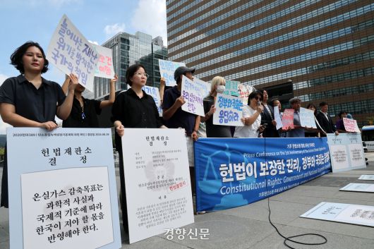 청소년·시민·아기기후소송과 탄소중립기본계획소송 청구인단 및 변호인단 소속 한 활동가가  27일 서울 광화문 이순신 동상 앞에서 “헌법이 보장한 권리, 정부와 국회는 응답하라”며 기후 헌법소원 결정 1주년 기자회견을 하고 있다. 2025.08.27. 정지윤 선임기자