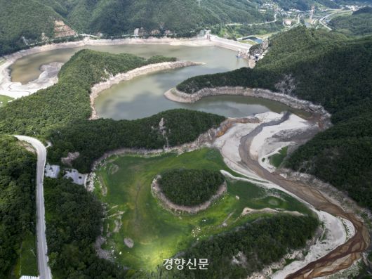 강원도 강릉시의 주요 상수원인 오봉저수지 저수율이 극심한 가뭄으로 역대 최저치를 기록하고 있다. 21일 강원 강릉시 오봉저수지를 둘러싼 지형의 단면이 다 드러날 정도로 수위가 낮아져 있다. 상류 쪽은 물이 마른 지 오래돼 모래사장이 드러나고 풀이 자라있다. 2025.08.21 문재원 기자