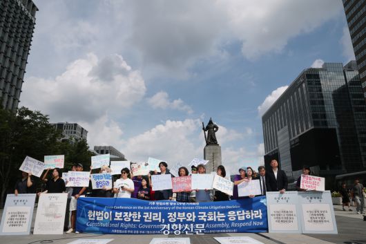 청소년·시민·아기기후소송과 탄소중립기본계획소송 청구인단 및 변호인단 소속 한 활동가가  27일 서울 광화문 이순신 동상 앞에서 “헌법이 보장한 권리, 정부와 국회는 응답하라”며 기후 헌법소원 결정 1주년 기자회견을 하고 있다. 2025.08.27. 정지윤 선임기자