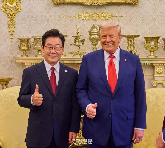 이재명 대통령이 지난 25일(현지시간) 미국 워싱턴DC 백악관에서 도널드 트럼프 미국 대통령과 한·미 정상회담을 마치고 기념촬영하고 있다. 김창길 기자