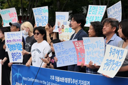 청소년·시민·아기기후소송과 탄소중립기본계획소송 청구인단 및 변호인단 소속 한 활동가가  27일 서울 광화문 이순신 동상 앞에서 “헌법이 보장한 권리, 정부와 국회는 응답하라”며 기후 헌법소원 결정 1주년 기자회견을 하고 있다. 2025.08.27. 정지윤 선임기자