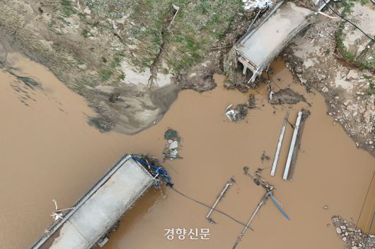 경남 산청군 신안면 옛 문대교가 지난 7월20일 전날 내린 폭우로 붕괴돼 있다. 한수빈 기자