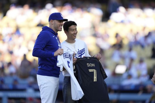 LAFC 손흥민(오른쪽)이 28일 메이저리그 LA 다저스-신시내티전에 시구자로 초청돼 LA 다저스 핵심타자 프레디 프리먼과 유니폼을 교환하기 전 기념촬영 하고 있다. 로스앤젤레스 | AP연합뉴스