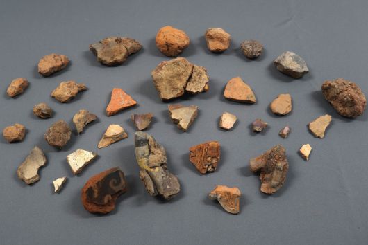 소조상 및 불탄 기와 조각. 국가유산청 제공