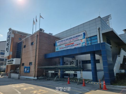 강릉시 공공수영장인 아레나수영장이 지난 8월 25일 극심한 가뭄으로 휴장한다는 현수막을 내걸고 휴장에 들어갔다. 이호준 기자