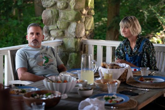 <우리들의 사계절> 속 이혼을 생각 중인 닉과 결혼 25주년을 기념할 생각에 들떠 있는 앤. 넷플릭스 제공