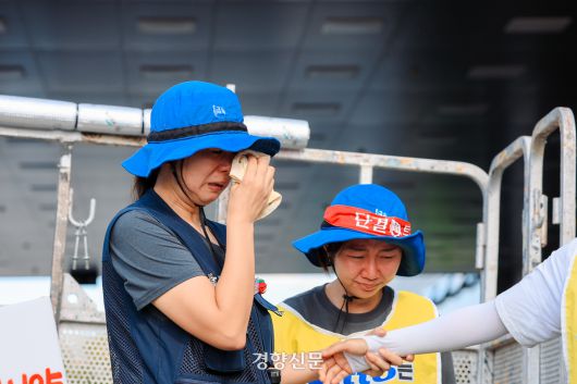 한국옵티칼하이테크 고용승계 등을 요구하며 철탑에 오른 박정혜 금속노조 한국옵티칼하이테크지회 수석부지회장이 29일 600일 만에 땅을 밟았다. 이준헌 기자