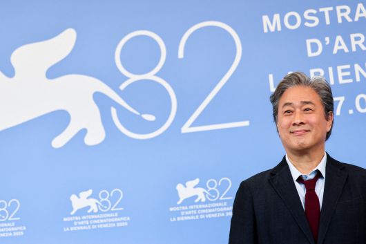 박찬욱 감독이 29일(현지시간) 이탈리아 베니스 리도섬에서 열린 제82회 베니스국제영화제 <어쩔수가없다> 포토콜 현장에서 포즈를 취하고 있다. 로이터 연합뉴스