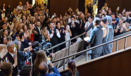 박찬욱 감독, 배우 손예진, 이병헌이 지난 29일(현지시간) <어쩔수가없다> 공식 상영 후 관객들의 기립 박수에 화답하고 있다. 연합뉴스