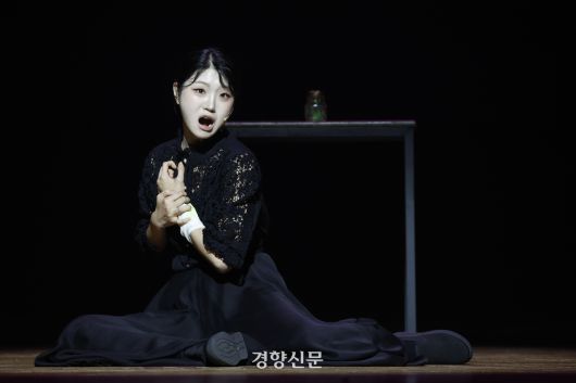 경향신문이 주최하고 스포츠경향이 주관한 제8회 경향뮤지컬콩쿠르 본선이 열린 지난 23일 서울 강동구 호원아트홀에서 고등부 김송희가 뮤지컬 <마리 퀴리>의 ‘또 다른 이름’을 선보이고 있다.   문재원 기자