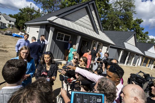 그레천 휘트머 미시간주지사(가운데). AP연합뉴스