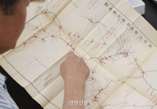 이규수 강덕상자료센터장이 29일 간토대지진 당시 작성된 지도를 펼쳐서 설명하고 있다. 강윤중 기자