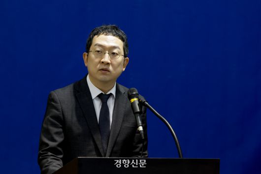 해병대 채모 상병 순직사건 관련 의혹을 수사하는 이명현 특별검사팀의 정민영 특검보가 지난달 26일 서울 서초구 특검 사무실에서 수사 관련 브리핑을 하고 있다. 문재원 기자