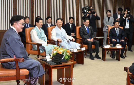 우원식 국회의장이 1일 서울 여의도 국회에서 제429회 국회 (정기회) 개회식에 앞서 사전환담을 하고 있다. 2025.09.01 국회사진기자단