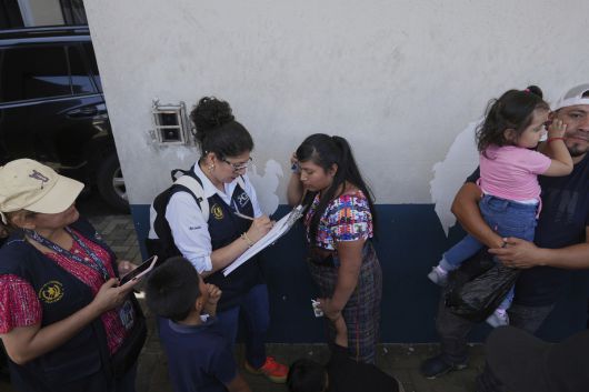 31일 과테말라의 수도 과테말라시티의 라 오로라 국제 공항 밖에서 미국에서 추방된 미성년자의 가족들이 소식을 기다리고 있다. AP연합뉴스